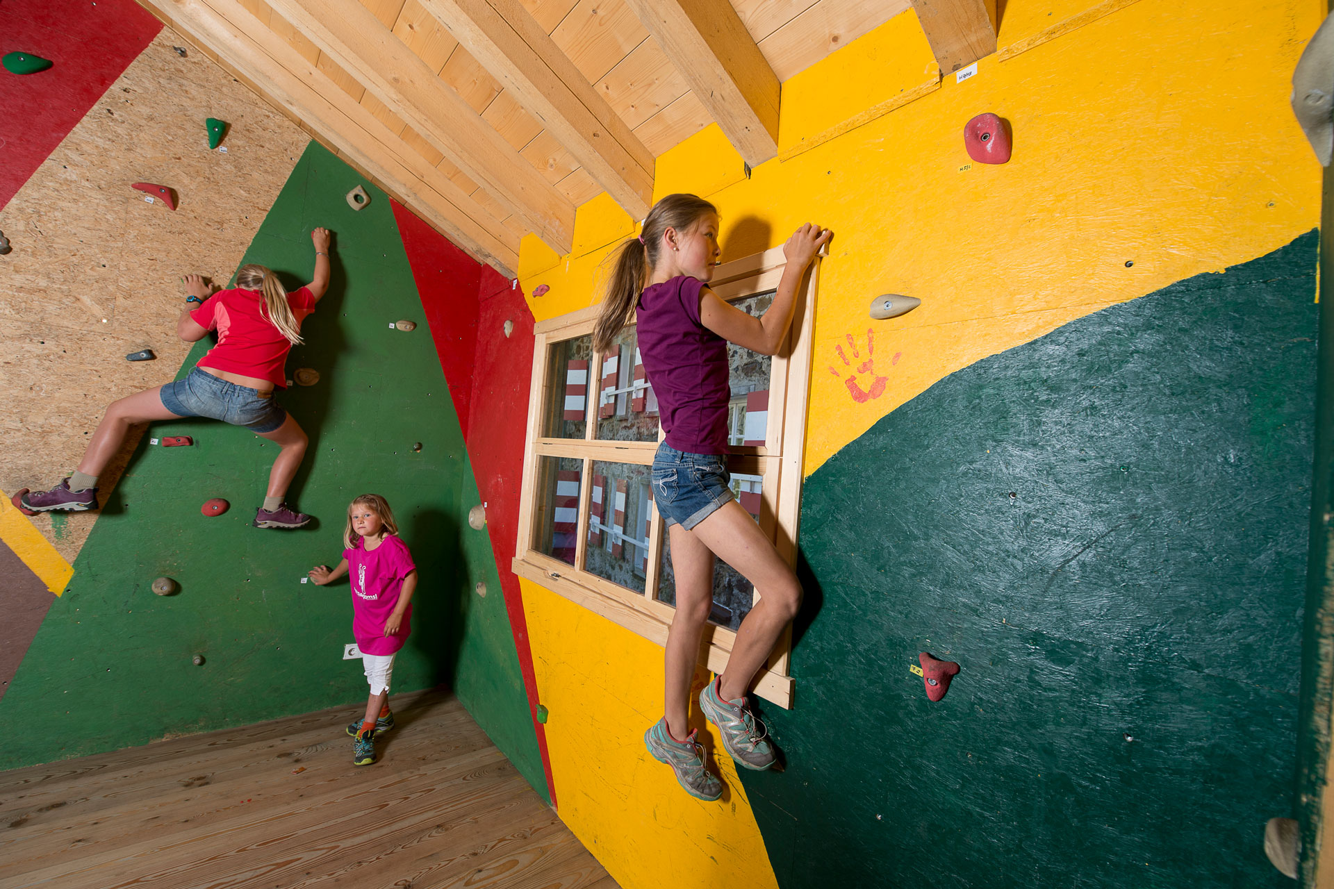 Für Kinder gibt es einen Indoor-Kletterraum